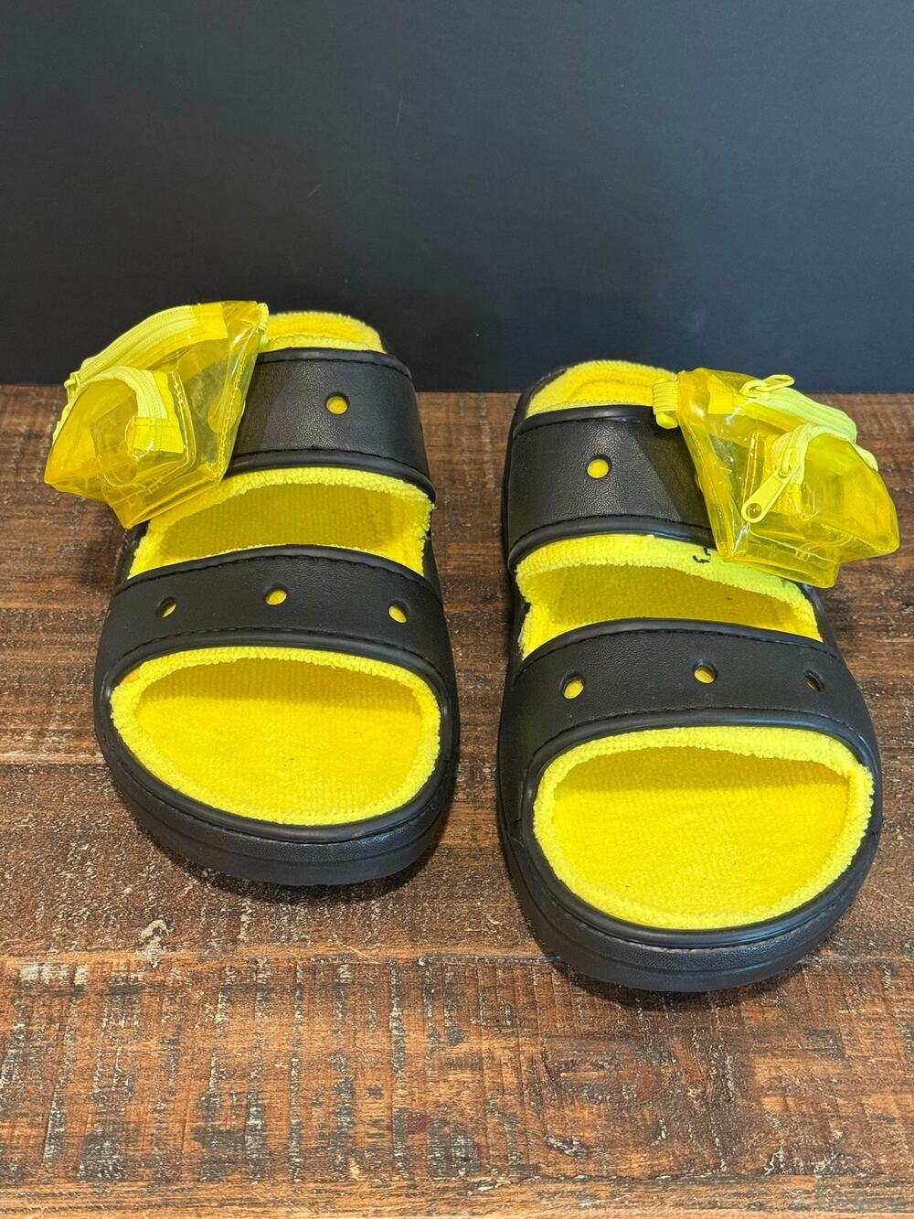 Men's Crocs Classic Cozzzy Towel Sandal Black Yellow Slide Mini Pouch Sz 10
